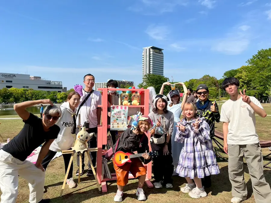 ピンクの本棚と公園の様子